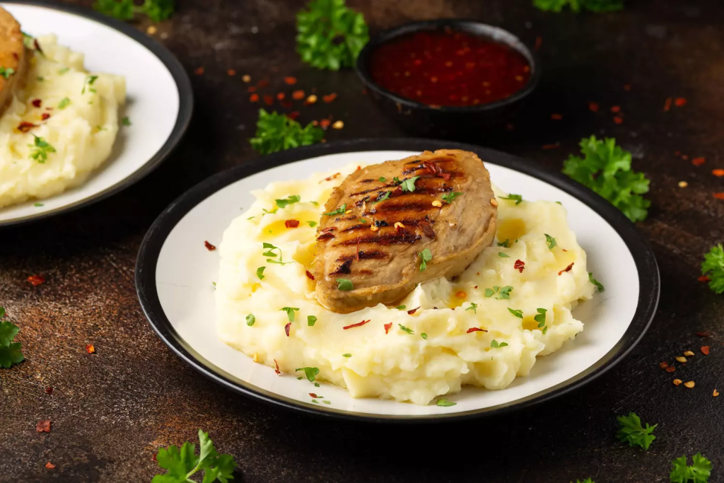 Suprême de poulet et son jus, fine purée aux herbes